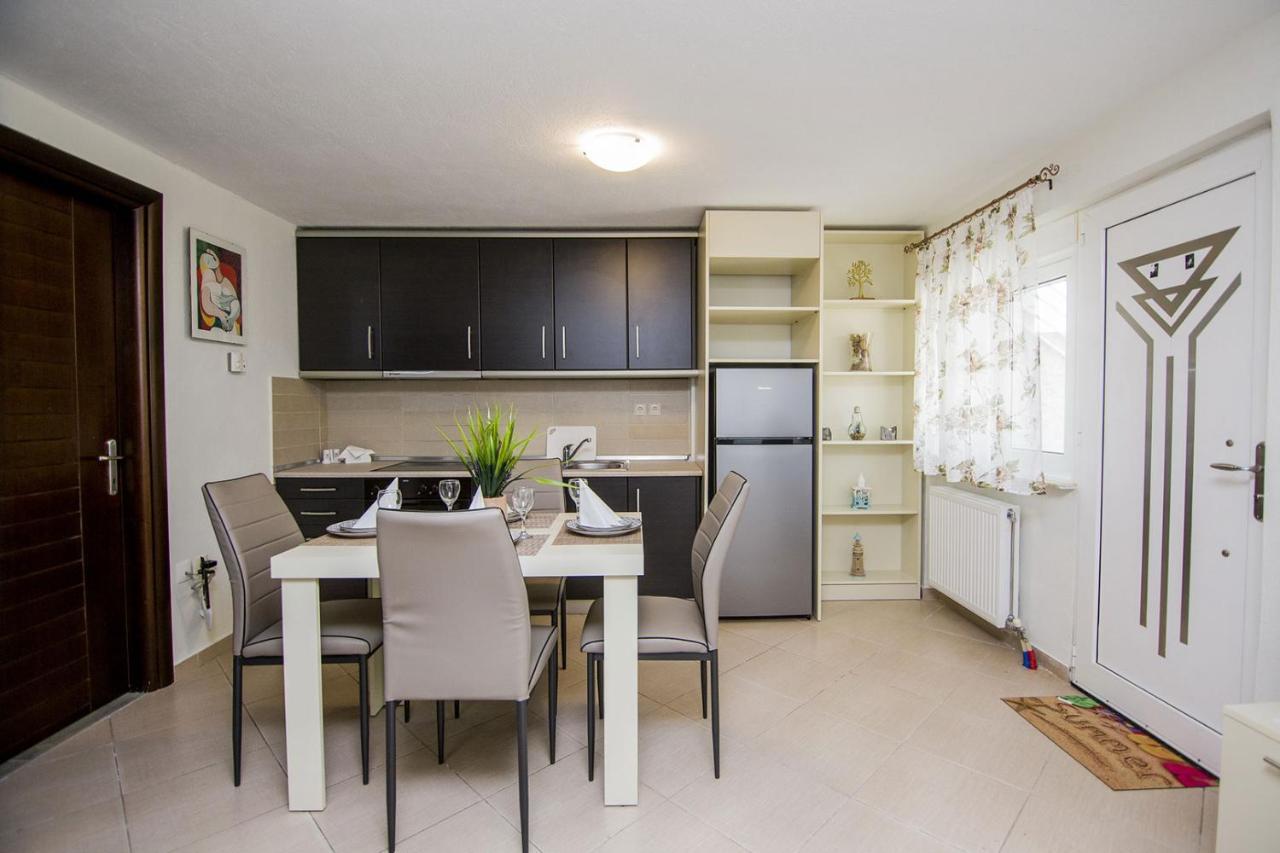 Kasta Bnb Ofrínion Exterior foto